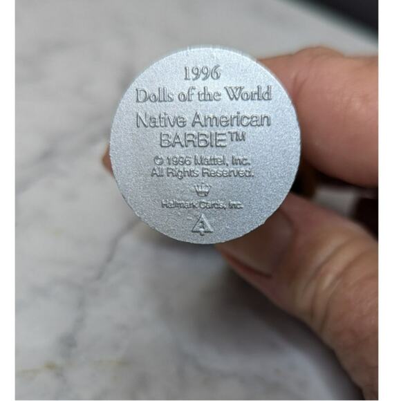 Hallmark Dolls of the World Native American Barbie 1996 Christmas tree ornament - Picture 8 of 8